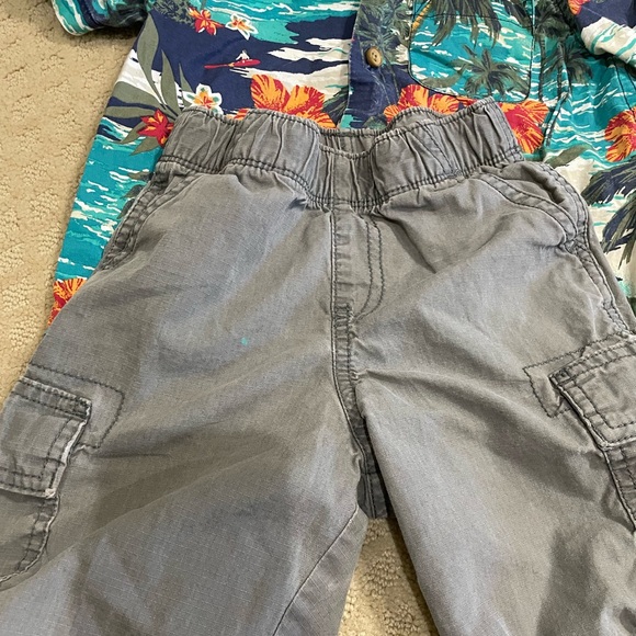 Hawaiian short sleeve button down and cargo shorts - Picture 4 of 4